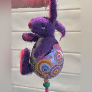 VTG HANDCRAFTED PURPLE FELT BUNNY SMALL ART SCULPTURE IN HAND PAINTED EGG SHELL